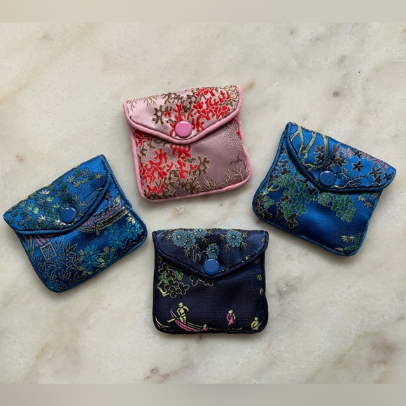 Set/4 Small Pouches - Picture 6 of 9